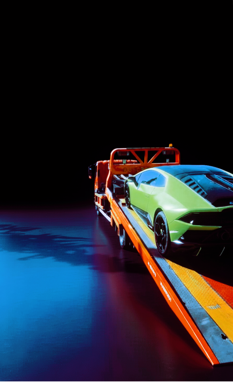 سطحة هيدروليك تنقل سيارة رياضية خضراء